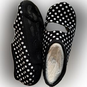 Timeless! Nufoot black & white polka-dot Mary Jane slippers!